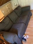 3-sits soffa. två fotöljer med fotpallar 