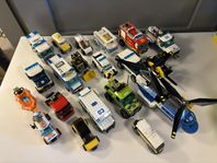 En massa Lego fordon helikopter polis brandbil 