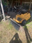 Trädgårdsttraktor med plogblad.