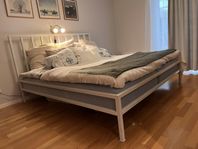 Stabil sängstomme i vit hammarlackad aluminium 
