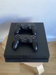 PS4 med 2 kontroller och spel