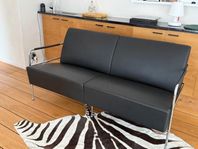DESIGNSOFFA, GUNILLA ALLARD, CINEMA-SOM NY, SVART SKINN