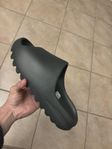 YEEZY SLIDES HELT NYA ANVÄND 0 GÅNGER