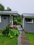 Liten stuga med trädgård