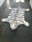 Snygg tigermatta i vit plysch. Nyskick. 