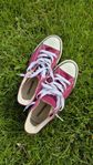 Vinröda Converse