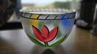Tulipa, handmålad glasskål Ulrica Hydman-Vallien, Kosta Bo