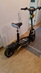 Två elcyklar 