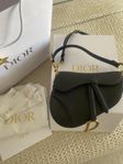 Svart Dior Saddle Bag
