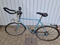 Stålracer från 90-talet med triathlonstyre