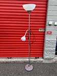 Golvlampa med läslampa – praktisk och stilren
