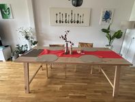 Selling dinning table with 4 chairs and cushions