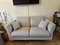Soffa 2-sits i ljusgrått tyg – mycket fint skick!