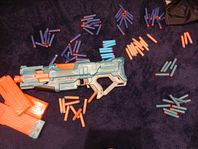 96 nerfskott med en elektrisk Nerf pistol 