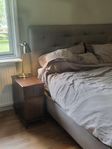2 helt nya sängbord. Nypris 1700 kr