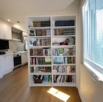 2 st vita bokhyllor från IKEA – 7 hyllplan