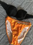 Bikini med orange byxa och svart Bh del