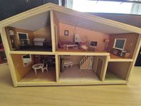 Lundby Dockhus med massa gamla möbler 
