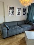 Lyxig grå manshester dunsoffa . nypris 23000