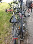 två stycken cyklar