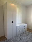 Ett skåp/garderob och två hutschar. IKEA Stuva