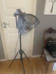 Golvlampa i industristil