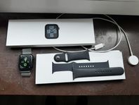 Apple Watch SE gen 2 44mm med 100% batterihälsa