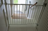 Vit barngrind för trappa/dörröppning – säker och stabi