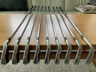 Golfset med bärbag,  headcovers, bollar och greenlagare 