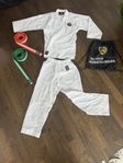 Karate Gi med bälten och gympapåse