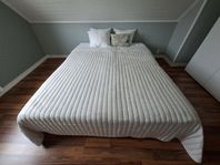 Säng 180x220 med madrasser 