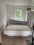 Bortskänkes sängstomme 160 cm m förvaring