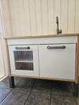 Leksakskök från IKEA med tillbehör.
