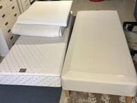 Bortskänkes - 2 st 90 cm sängar inkl bäddmadrasser 