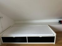 2 st sängar med förvaring