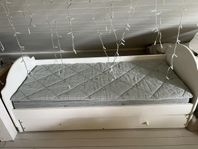 skänker barnsäng med förvaring 