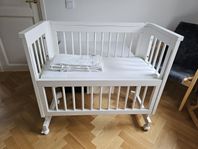 Troll Bedside Crib Sun i fint skick med tillbehör!