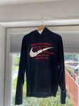 Nike hoodie – svart, storlek S, klassisk streetwear