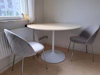 Runt bord + 4 stolar i sammet