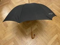 Oanvänt Samsonite paraply trä, med tryck, nypris 650. 