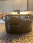 Svart gryta med lock - 1,8 kilo