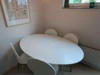 Vitt ovalt bord med 4 stolar