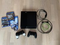 Playstation 4 med två kontroller och fyra spel