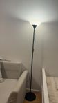 Säljer stabil golvlampa – fungerar perfekt!