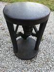 Pall / litet bord med skulptur 