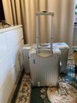 två stycken rimowa aluminium väskor