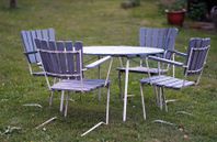 Gamla trädgårdsmöbler bord och fyra stolar 
