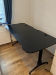 ”höj/sänkbart gaming datorbord”