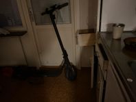elscooter navee +ladde ingår 