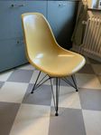 Eames fiberglass-stolar i fyra olika färger